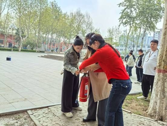 男人和女人站在树下 中度可信度描述已自动生成